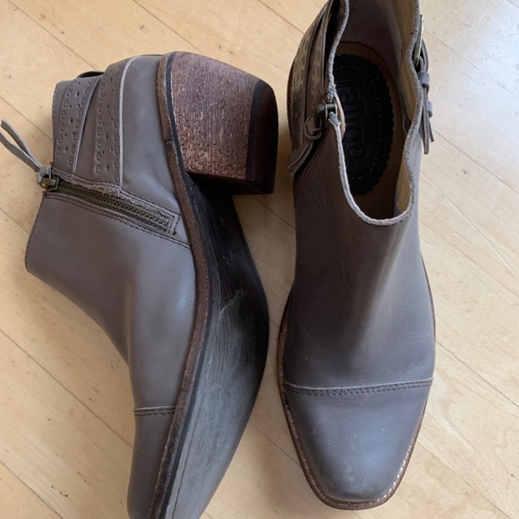 LaTigo Anthropologie Prima taupe bootie, 9. CB1677 - Picture 5 of 5